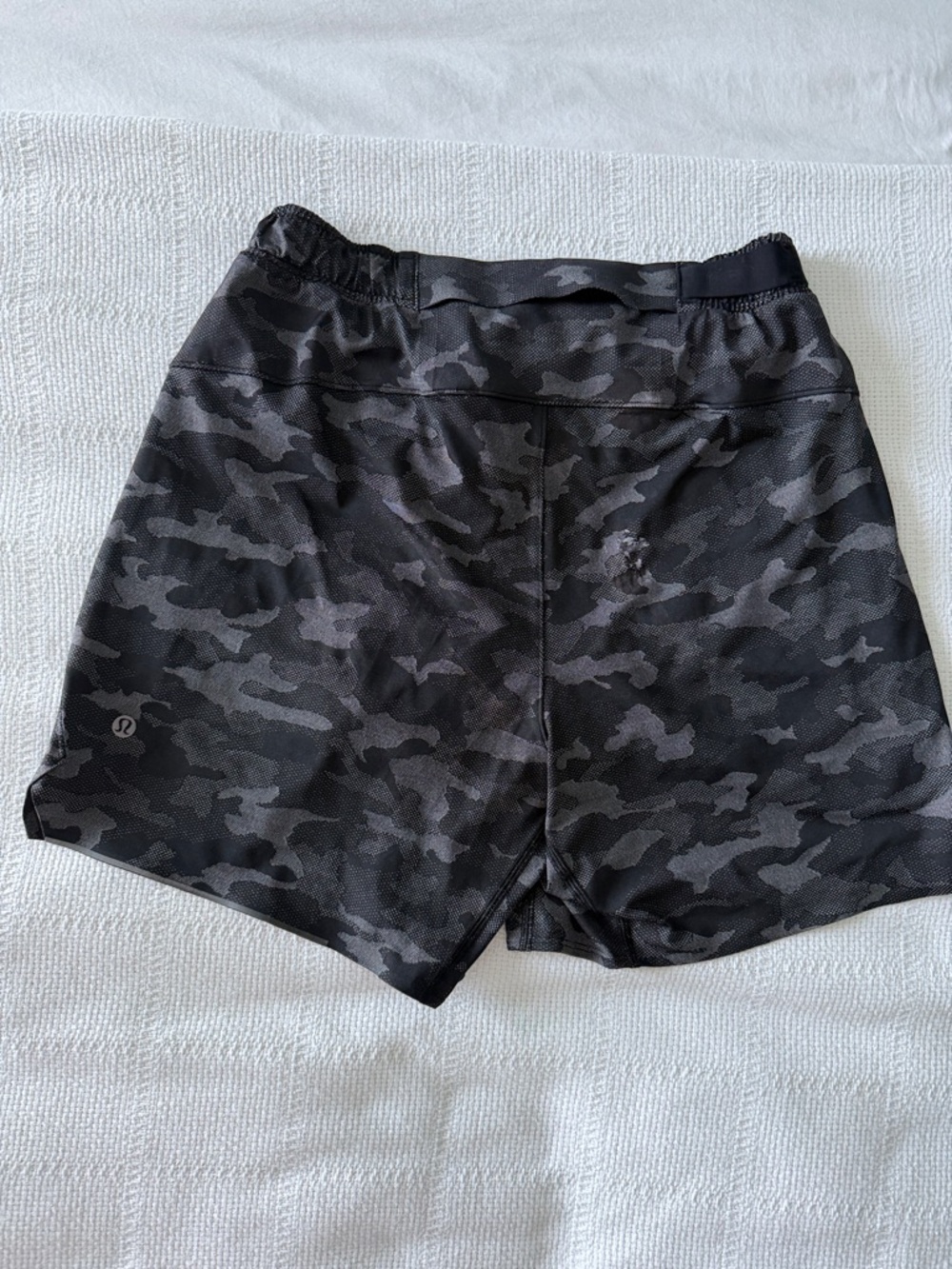 Lululemon Surge Lined CAMO Black & Gray Men's Mesh Shorts **NOTE FABRIC SNAG